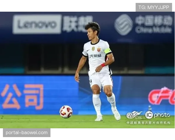 【2026年4月中超联赛·人物·特写特写：河南队老将赛后绕场感谢球迷，看台高呼其名久久不散